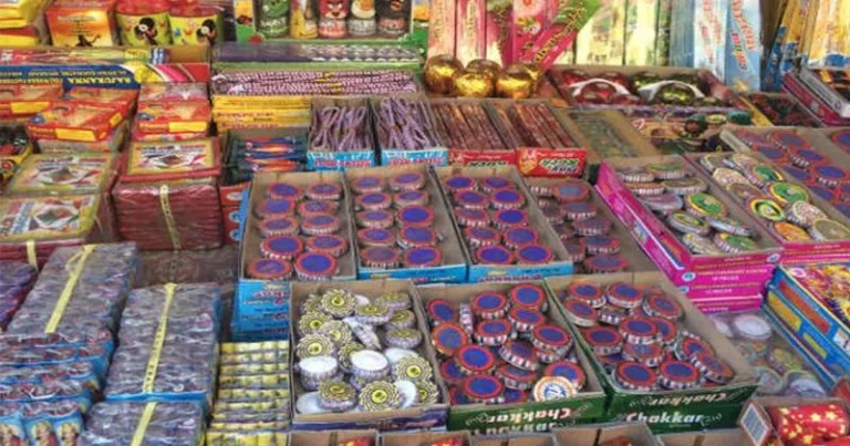 நாடு முழுவதும் தீபாவளி பண்டிகை கோலாகலம் –  7000 கோடிக்கு பட்டாசு விற்பனை!