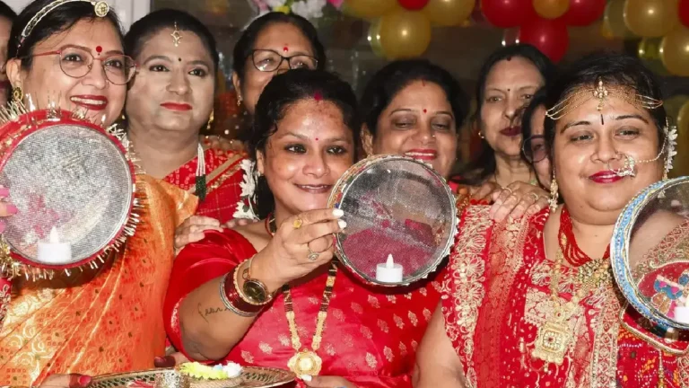 வட மாநிலங்களில் கோலாகலமாக நடைபெற்ற  கர்வா சவுத் விழா!