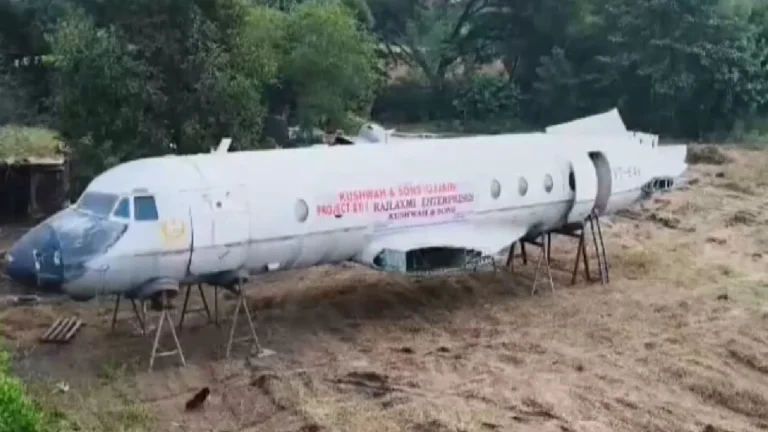 மத்திய பிரதேசத்தில் விமானத்தை ஹோட்டலாக மாற்றி வரும் ஸ்கிராப் வியாபாரி!