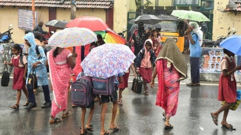 கனமழை எதிரொலி..  தொடர்வதால் 4 மாவட்டங்களில் விடுமுறை; மேலும் பல டெல்டா மாவட்டங்களில் அறிவிப்புகள் வெளியாகும் என எதிர்பார்ப்பு! 