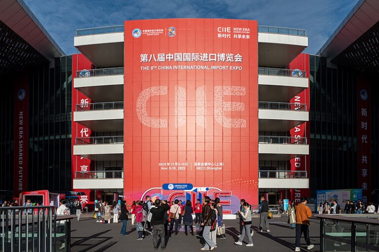 திறப்பைக் காட்சிப்படுத்தும் சீனச் சர்வதேச இறக்குமதிப் பொருட்காட்சி