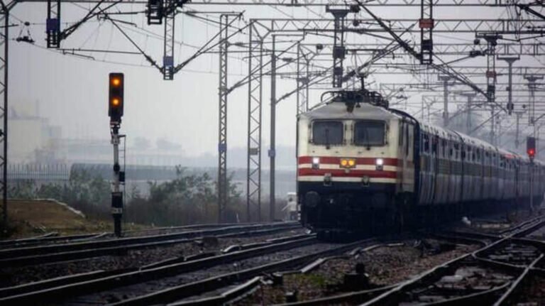 காலை 8-10 மணி வரை ரயில் டிக்கெட் முன்பதிவுக்கு ஆதார் கட்டாயம்  