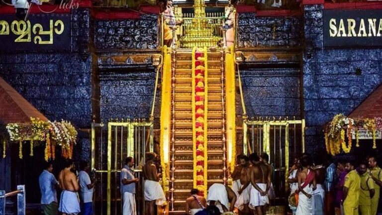 சபரிமலை மண்டல கால பூஜைகள் கோலாகல துவக்கம்: பக்தர்கள் கூட்டம் அலைமோதல்  