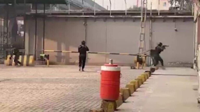 பாகிஸ்தான் படை தலைமையகத்தில் தற்கொலைத் தாக்குதல்; உயிரிழப்பு ஏற்பட்டதாக தகவல்  