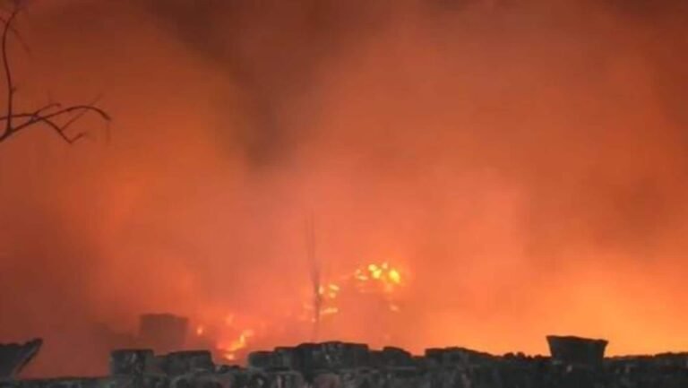 டெல்லி ரோகிணி பகுதியில் பயங்கரத் தீ விபத்து: 500 குடிசைகள் எரிந்து சாம்பல்  