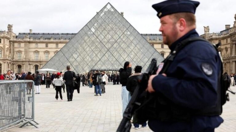 $102 மில்லியன் நகைக் கொள்ளையின் போது லூவ்ரே அருங்காட்சியத்தின் பாஸ்வார்ட் இதுதானா?ரொம்ப ஒர்ஸ்ட்பா!  