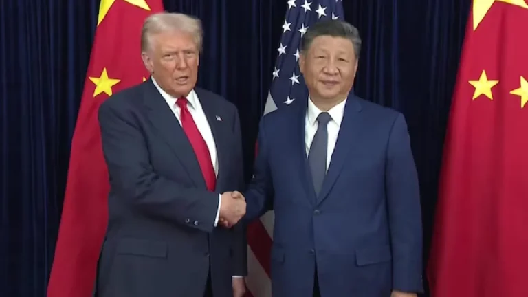 சீன அதிபரின் உதவியாளர்களை போல மிமிக்ரி செய்த டிரம்ப்!