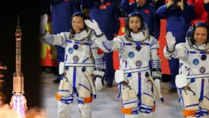 விண்ணில் சொர்க்க அரண்மனை  : 4 எலிகளுடன் விண்வெளிக்கு பறந்த 3 சீன வீரர்கள்!