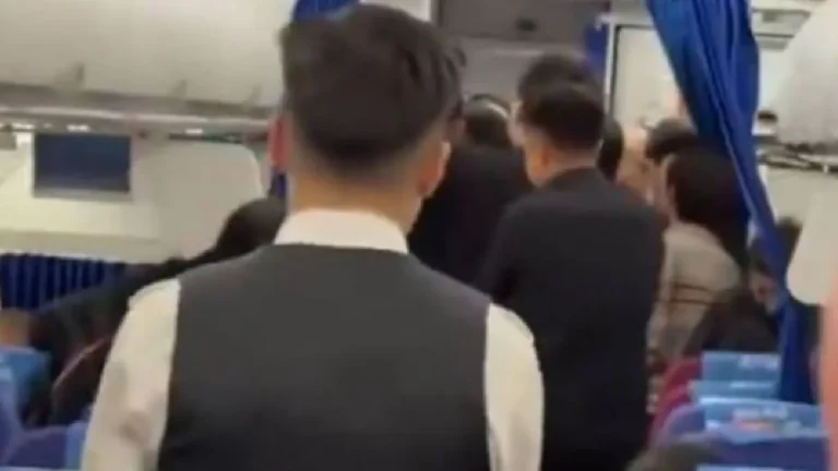 சீனாவில் விமான ஊழியர்களுடன் வாக்குவாதத்தில் ஈடுபட்ட கர்ப்பிணி!