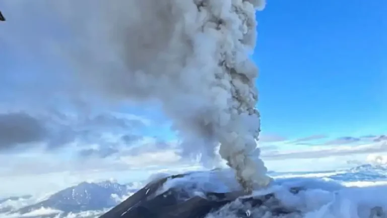 எத்தியோபியா : பல ஆண்டுகளுக்கு பின் வெடித்த ஹெய்லி குப்பி எரிமலை!
