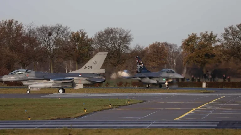 வோல்கெல் விமானப்படை தளத்தின் மீது பறந்த மர்ம ட்ரோன்கள்!