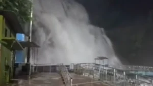 குற்றால அருவிகளில் காட்டாற்று வெள்ளம்!