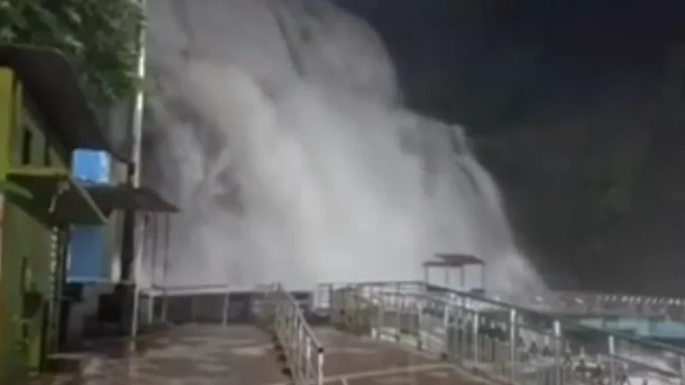 குற்றால அருவிகளில் காட்டாற்று வெள்ளம்!