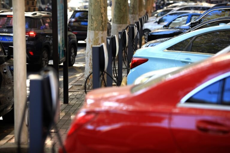 சீனாவில் மின்சார வாகனங்களுக்கு மின்னேற்றம் செய்வதற்கான அடிப்படை வசதிகளின் எண்ணிக்கை அதிகரிப்பு