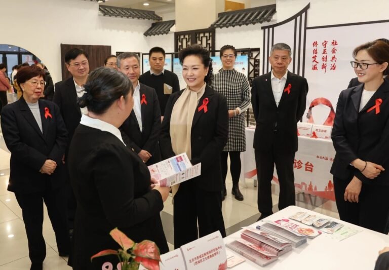 உலக எய்ட்ஸ் நோய் தின நடவடிக்கையில் பெங் லியுவான் பங்கெடுப்பு