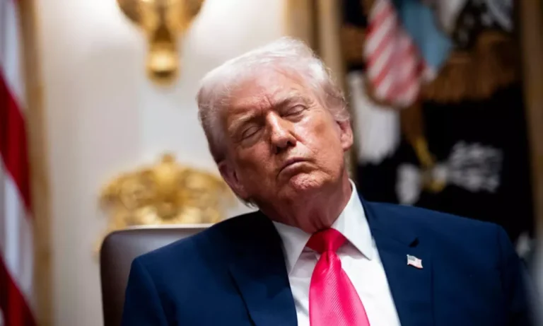 அமைச்சரவைக் கூட்டத்தில் சேரில் அமர்ந்து உறங்கிய அதிபர் டொனால்ட் டிரம்ப்