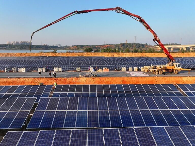 உலகின் எரியாற்றல் மாற்றத்தை வழிநடத்தும் சீனா 