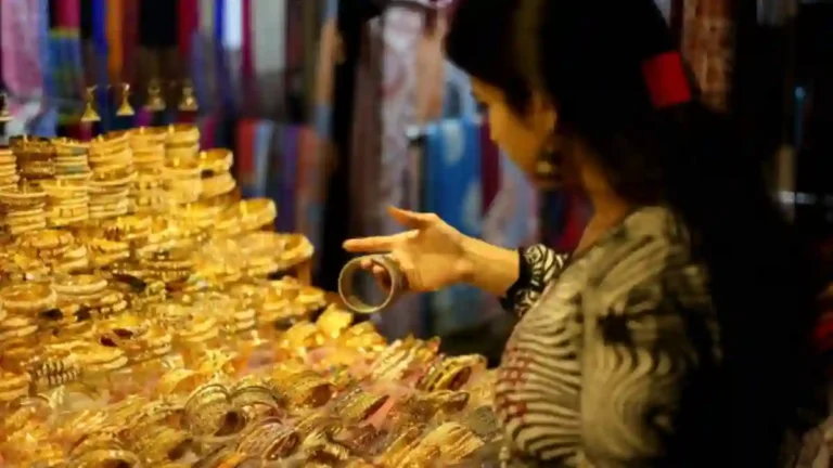 அதிர்ச்சி மேல் அதிர்ச்சி…தங்கம் விலை சவரனுக்கு ரூ.880 உயர்வு!