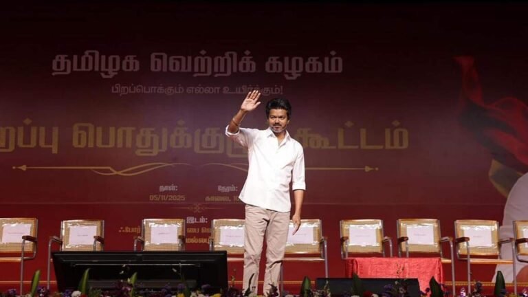 நடிகர் விஜய் திரையுலகில் அறிமுகமாகி 33 வருடங்கள் நிறைவு!  