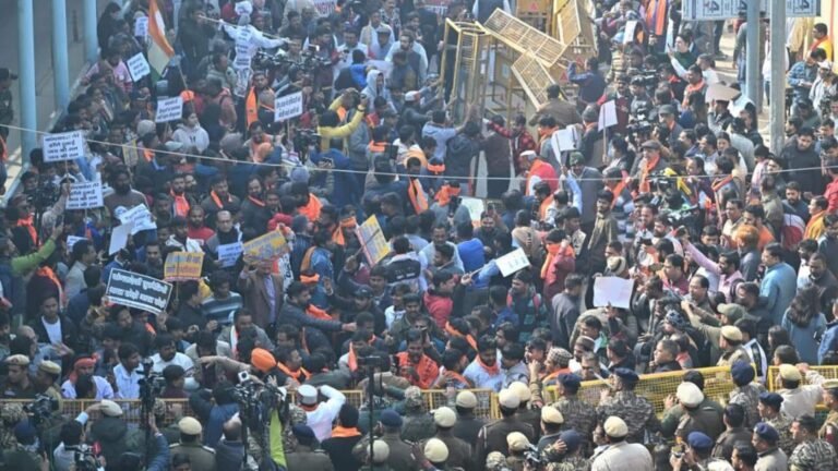 பங்களாதேஷில் இந்து நபர் அடித்துக் கொல்லப்பட்டதற்கு எதிராக டெல்லியில் போராட்டங்கள் வெடித்தன  