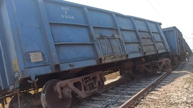 பீகாரில் சரக்கு ரயில் பெட்டிகள் தடம் புரண்டதால் போக்குவரத்து பாதிப்பு  