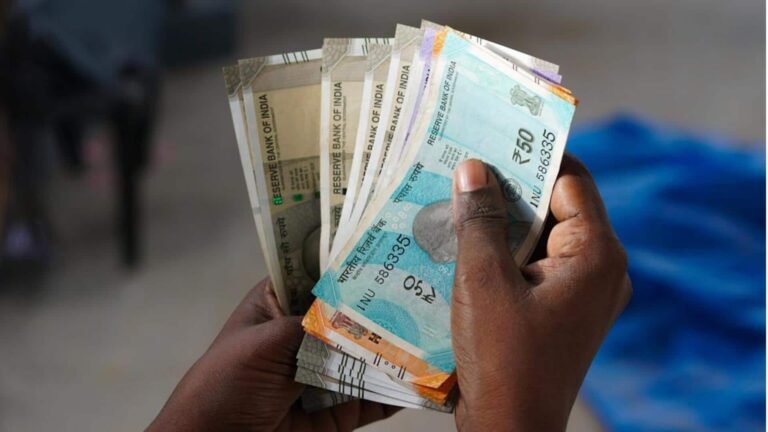 மத்திய அரசு ஊழியர்களுக்கு புத்தாண்டு பரிசு: ஜனவரி 1 முதல் 8-வது ஊதியகுழு அமல்?  