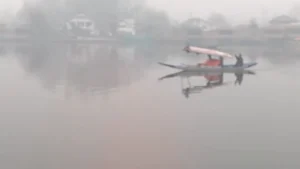 கடும் குளிரில் நடுங்கும் காஷ்மீர் மக்கள்!