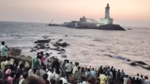 கன்னியாகுமரி : முக்கடல் சங்கமத்தில் சூரிய உதயத்தை கண்டு களித்த சுற்றுலாப் பயணிகள்!