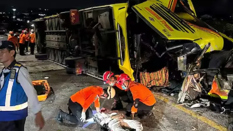 இந்தோனேசியா : பேருந்து கவிழ்ந்த விபத்தில் 16 பயணிகள் பலி!