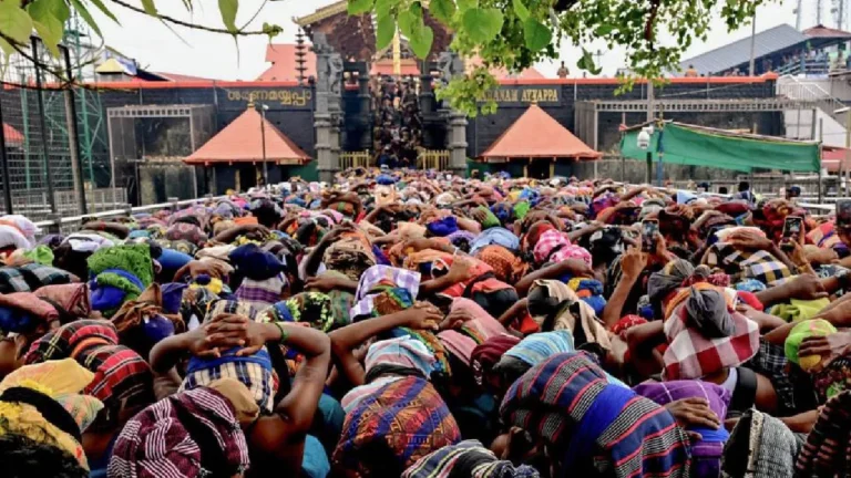 சபரிமலையில் மகர விளக்கு பூஜை : 30 ஆயிரம் பக்தர்களுக்கு மட்டுமே அனுமதி!