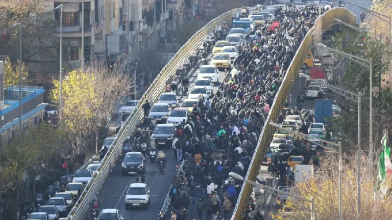 டாலருக்கு நிகரான ரியாலின் மதிப்பு வரலாறு காணாத அளவுக்கு சரிவு – வெடித்த போராட்டங்கள்!