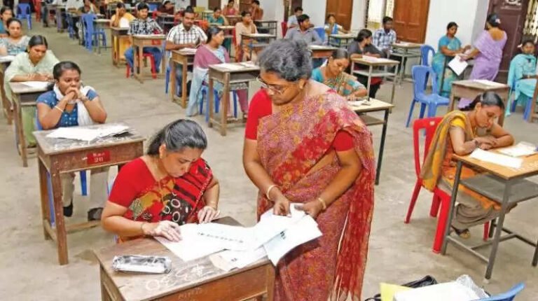 ஆசிரியர் தகுதித் தேர்வில் பெரும் மாற்றம்..! தேர்ச்சி மதிப்பெண்கள் அதிரடியாகக் குறைப்பு..!