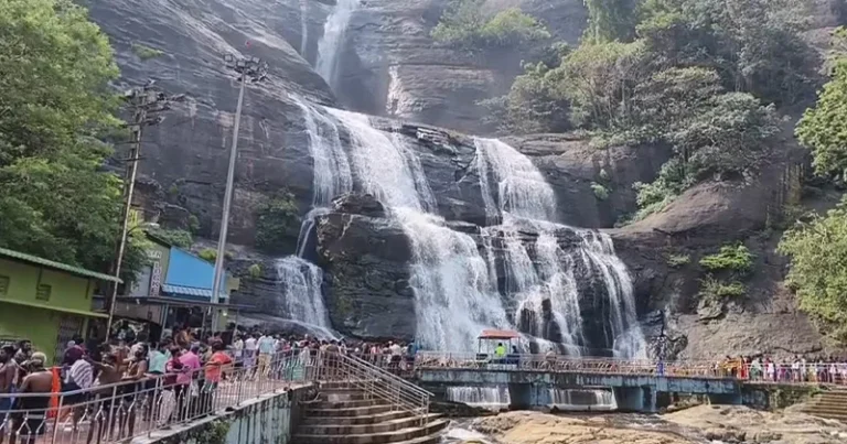 குற்றாலத்தில் குவிந்த சுற்றுலா பயணிகள், ஐயப்ப பக்தர்கள்!