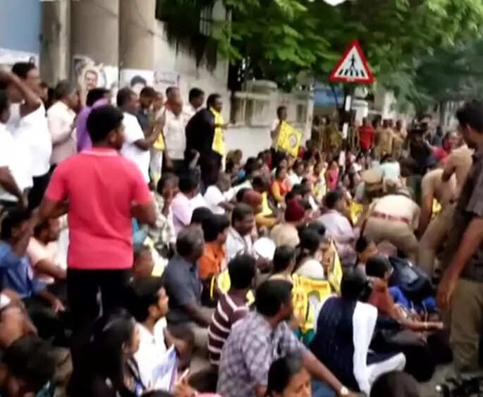 ஓயாத போராட்டம் – இடைநிலை ஆசிரியர்கள் கைது