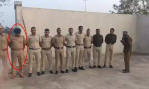 கடைசி மூச்சு வரை தேசப்பணி! – மவுன அஞ்சலியின் போது நிலைகுலைந்து விழுந்த போலீஸ் மரணம்..!