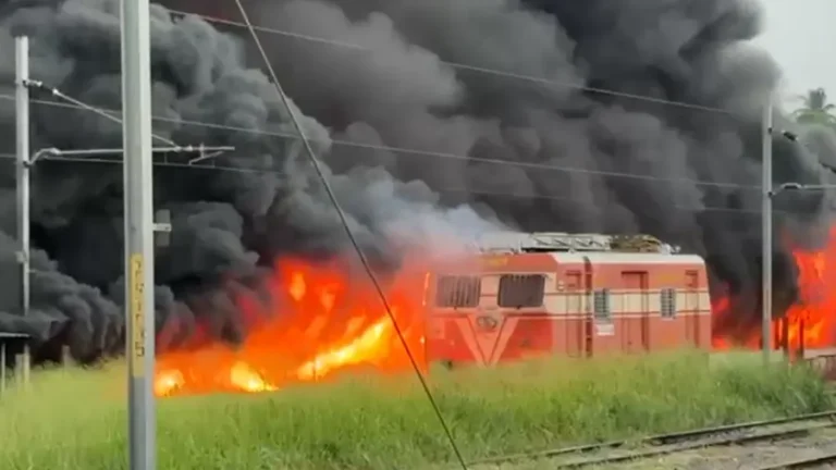 ரயில் இன்ஜின் வெடித்து தீ விபத்து…. 600 வாகனங்கள் எரிந்த நாசம்…. திருச்சூரில் பரபரப்பு….!! 