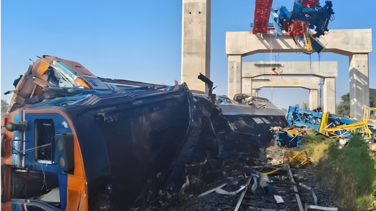 தாய்லாந்தில் ஓடும் ரயில் மீது கட்டுமான கிரேன் விழுந்ததில் 22 பேர் உயிரிழப்பு  