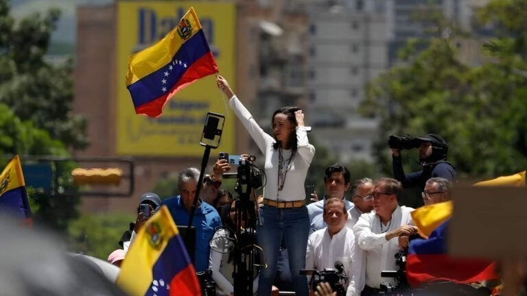 வெனிசுலாவில் அதிபர் மாளிகை அருகே துப்பாக்கி சூடு; தலைநகர் காரகாஸில் அதிகரிக்கும் பதற்றம்  