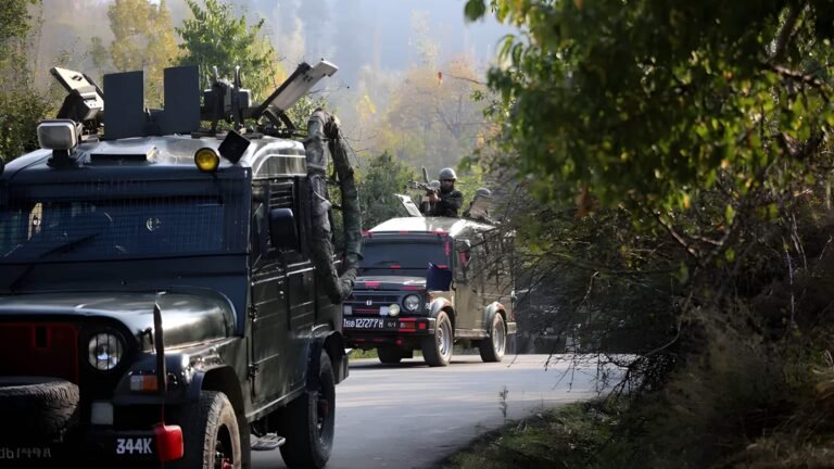 ஜம்மு-காஷ்மீரில் ராணுவ வாகனம் பள்ளத்தாக்கில் கவிழ்ந்து விபத்து; 10 வீரர்கள் உயிரிழந்தனர்  