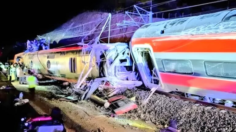 ஸ்பெயினில் நேருக்கு நேர் மோதிய இரண்டு அதிவேக ரயில்கள்: 21 பேர் பலி  