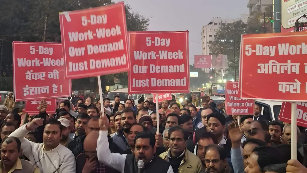 இன்று வங்கி ஊழியர்கள் வேலைநிறுத்தம்: தமிழகம் முழுவதும் வங்கிச் சேவைகள் பாதிப்பு  