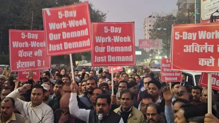 இன்று வங்கி ஊழியர்கள் வேலைநிறுத்தம்: தமிழகம் முழுவதும் வங்கிச் சேவைகள் பாதிப்பு  