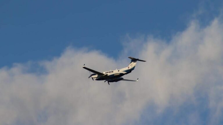 கொலம்பியா விமான விபத்து: எம்பி உட்பட 15 பேர் பலி  