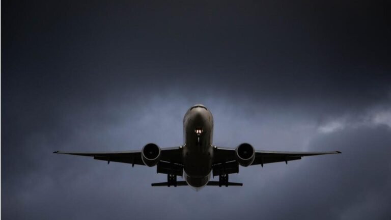 விமானங்களில் பவர் பேங்க்குளை பயன்படுத்துவதை DGCA ஏன் தடை செய்துள்ளது?  