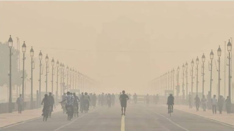 மூச்சுவிடத் திணறும் டெல்லி! அபாயக் கட்டத்தைத் தாண்டிய காற்று மாசுபாடு  