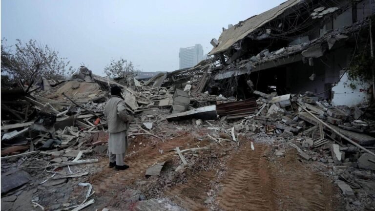 டெல்லி மசூதி அருகே இடிப்புப் பணியின் போது போலீசாருக்கும், உள்ளூர்வாசிகளுக்கும் இடையே மோதல்  