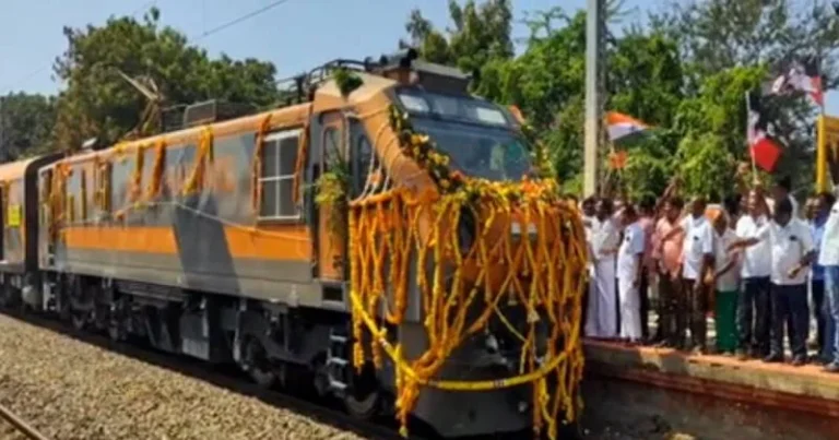 பிரதமர் மோடி தொடங்கி வைத்த அம்ரித் பாரத் ரயில் – வள்ளியூரில் உற்சாக வரவேற்பு அளித்த அதிமுகவினர்!