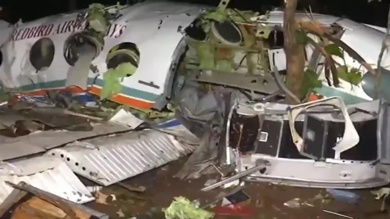 டெல்லி நோக்கி சென்ற ஏர் ஆம்புலன்ஸ் விபத்து…7 பேர் பலி !