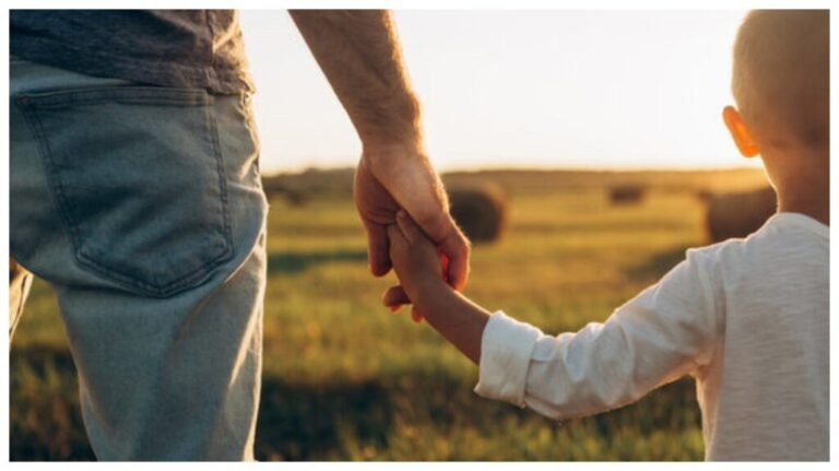 சீனாவில் அப்பா மீது வழக்கு தொடர்ந்த 10 வயது சிறுவன்..!!! 