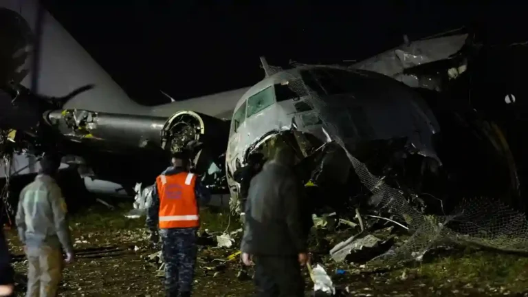 பொலிவியாவில் பயங்கர விமான விபத்து – 15 பேர் பலி, சாலையில் சிதறிய பணம்!